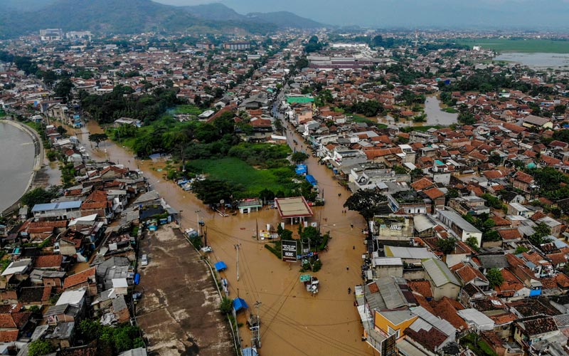  Sungai Citarum Meluap, 4 Kecamatan di Kabupaten Bandung Terendam Banjir  - Bagian 4