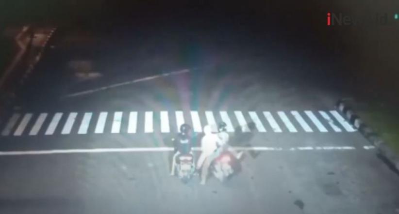 Aksi Begal Sadis Tikam Pemotor Di Lampu Merah Terekam Cctv Pengendara Lain Bengong 1635