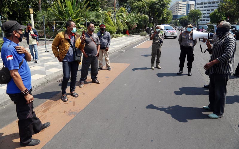 Buntut HUT Khofifah, Masyarakat Peduli Keadilan Protes Dugaan Pelanggaran Prokes  - Bagian 4