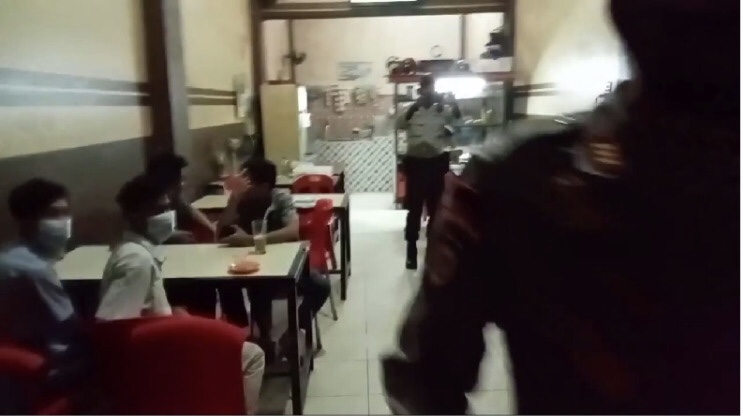 title Kelabui Satgas Razia Prokes, Warkop di Pidie Jaya Matikan Lampu Kelabui Satgas Razia Prokes, Warkop di Pidie Jaya Matikan Lampu