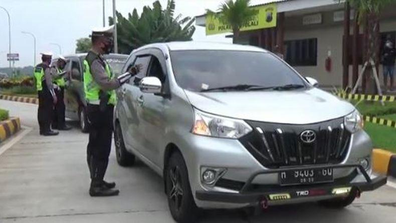 Lewati Tol Solo-Semarang, Puluhan Pemudik Diswab Antigen 