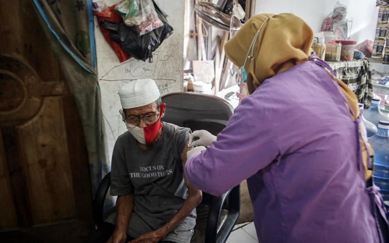 Jalan dari Rumah ke Rumah, Begini Kegigihan Petugas Kesehatan Berikan Vaksin Covid-19 kepada Lansia - Bagian 1