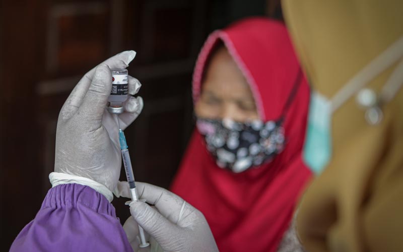 Percepat Cakupan Vaksinasi, Polres Bangka Barat Datangi Rumah Lansia