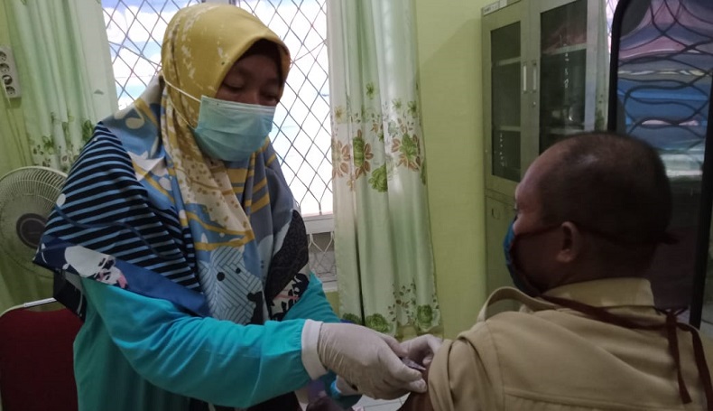 150 Guru di Bangka Tengah Jalani Vaksinasi Covid-19 Tahap Pertama