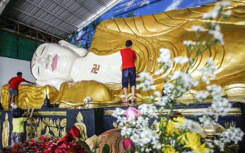 Patung Buddha Tidur Dibersihkan Jelang Perayaan Hari Raya Waisak - Bagian 2