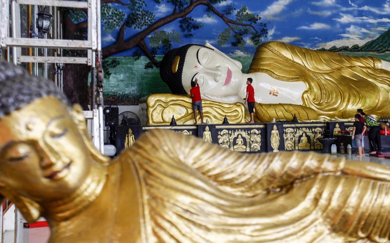 Patung Buddha Tidur Dibersihkan Jelang Perayaan Hari Raya Waisak - Bagian 1
