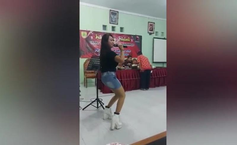 Camat Sukoharjo Dipecat Gegara Video Viral Halal Bihalal Dihibur Biduan Seksi