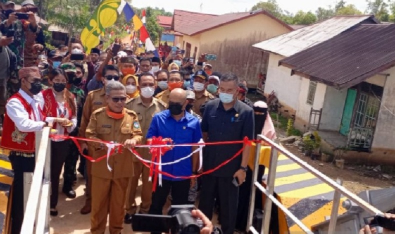 title Jembatan Gantung di Sungai Ambawang Diresmikan, 2 Dusun di Kubu Raya Tak Lagi Terisolasi Jembatan Gantung di Sungai Ambawang Diresmikan, 2 Dusun di Kubu Raya Tak Lagi Terisolasi