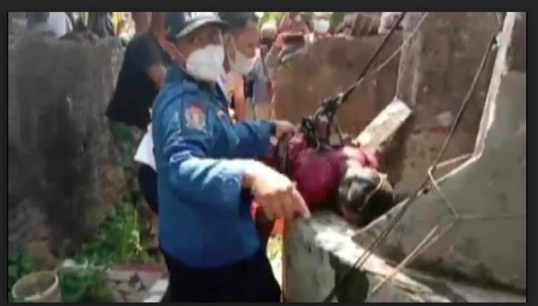 Damkar Kalianda Evakuasi Mayat Tanpa Identitas dari Sumur