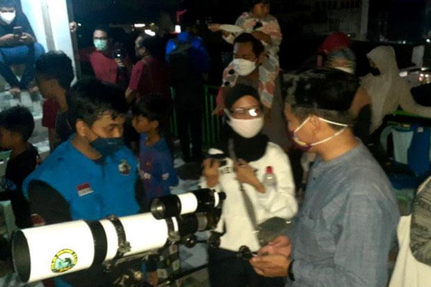 Warga Yogyakarta Antusias Saksikan Gerhana Bulan "Super Blood Moon"