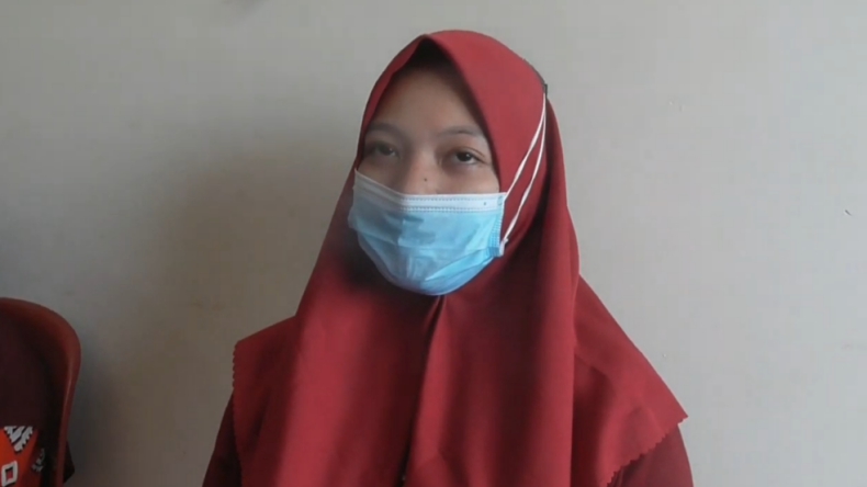 title Hamil Tua, Istri Tersangka Pembakar Mapolsek Candipuro Ingin Suaminya Dibebaskan Hamil Tua, Istri Tersangka Pembakar Mapolsek Candipuro Ingin Suaminya Dibebaskan