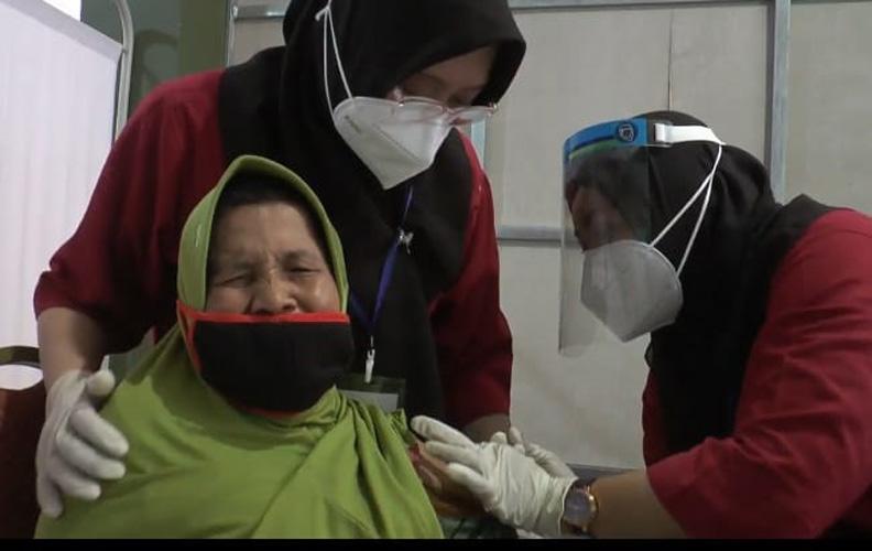 Hendak Disuntik Vaksin, Lansia Ini Ketakutan dan Menangis