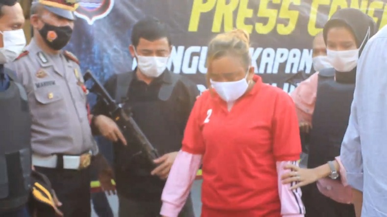 title Polres Cilegon Tangkap Muncikari, Pasang Tarif Rp1 Juta untuk Berkencan Polres Cilegon Tangkap Muncikari, Pasang Tarif Rp1 Juta untuk Berkencan