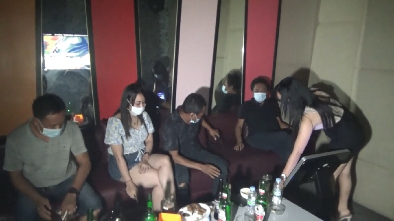Pengunjung Tempat Hiburan Malam Karaoke dengan Pemandu Lagu Dirazia Petugas