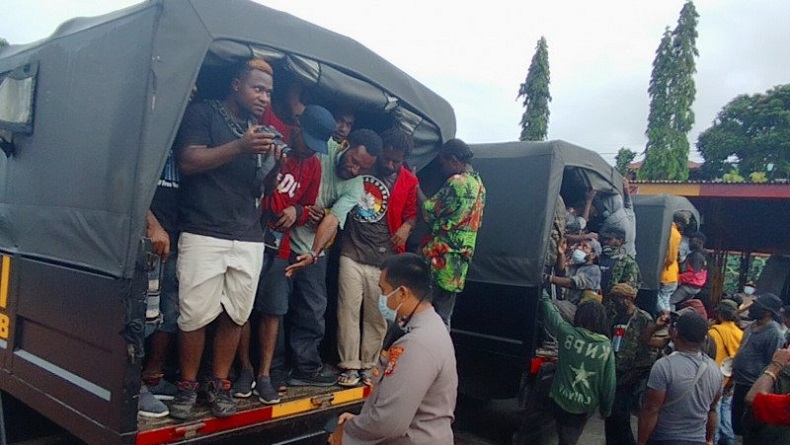 title Mau Demo, Ratusan Orang di Manokwari Malah Digelandang Polisi untuk Tes Covid Mau Demo, Ratusan Orang di Manokwari Malah Digelandang Polisi untuk Tes Covid