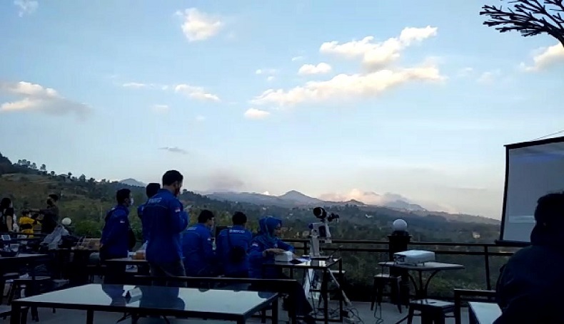 Warga Bandung Antusias Saksikan Langsung Super Blood Moon di Lembang