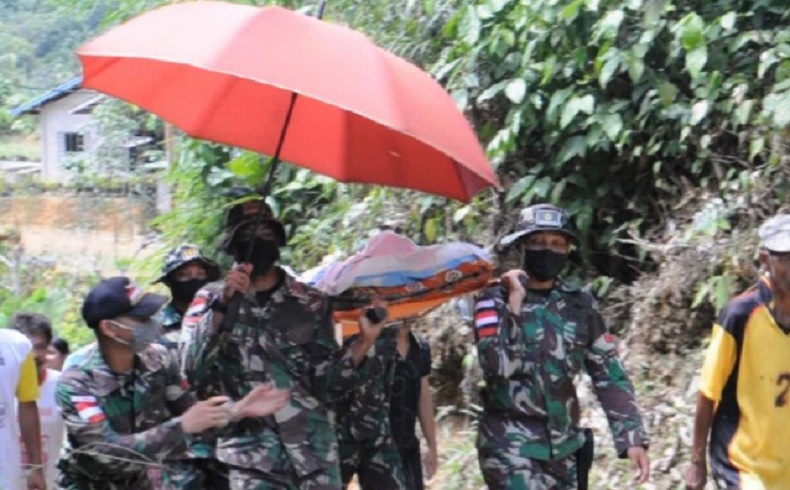 Evakuasi Warga Sakit, Anggota TNI Tandu Penderita Tumor 3 Kilometer ke Pinggir Jalan