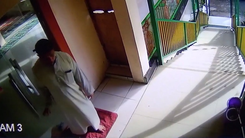 Menyamar Jadi Jemaah Masjid, Maling Ponsel Berpakaian Gamis Terekam CCTV