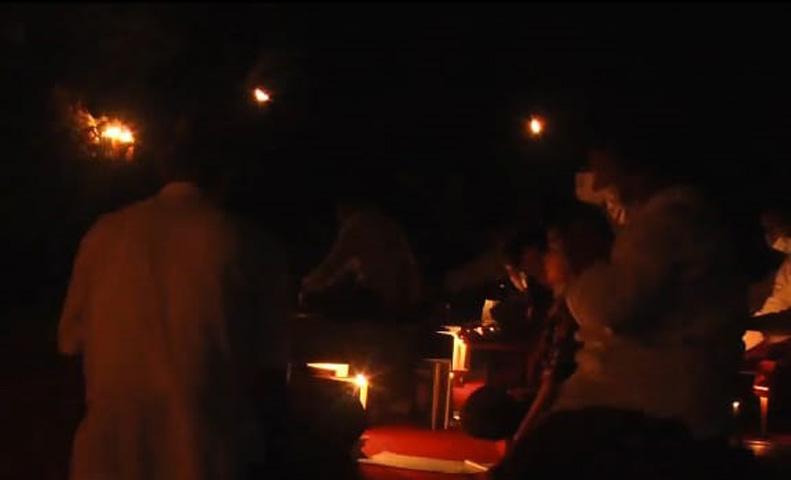 Begini Detik-Detik Perayaan Waisak dengan Obor dan Lilin di Desa Tleter Temanggung