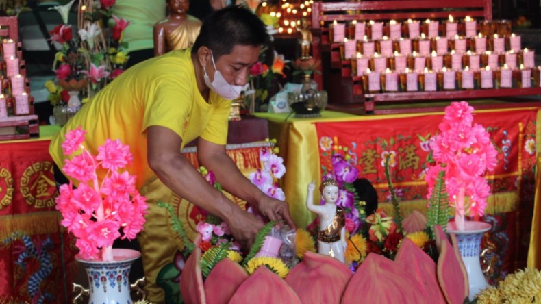 Ritual Sambut Waisak Digelar Daring, Umat Buddha Lampung Siapkan Altar di Rumah