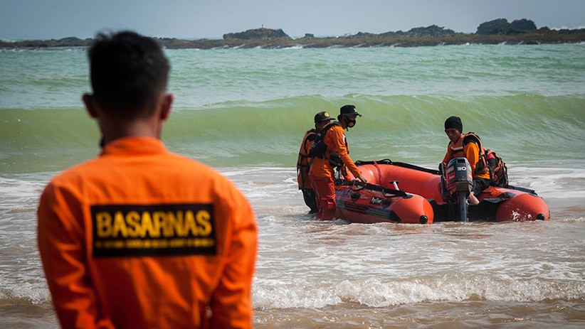 Basarnas Sisir Pantai Pulo Manuk Lebak Cari Pelajar Terseret Ombak - Bagian 2
