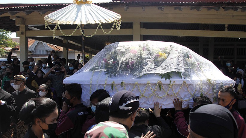 Suasana Haru Pemberangkatan Jenazah Putri Paku Buwono XII di Keraton Solo - Bagian 4
