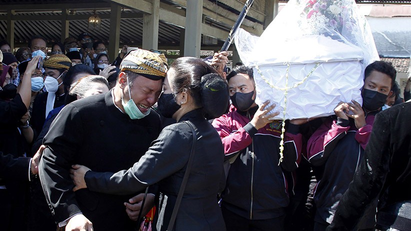 Suasana Haru Pemberangkatan Jenazah Putri Paku Buwono XII di Keraton Solo - Bagian 1