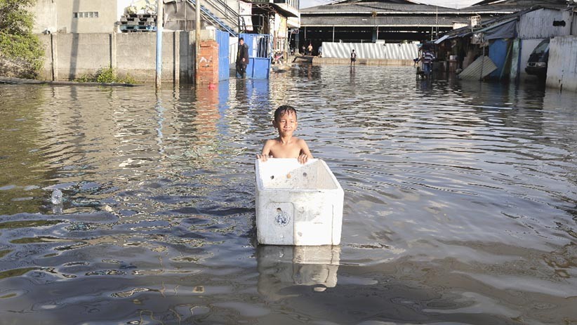 Kawasan Muara Baru Terendam Banjir Rob usai Gerhana Bulan Total - Bagian 3