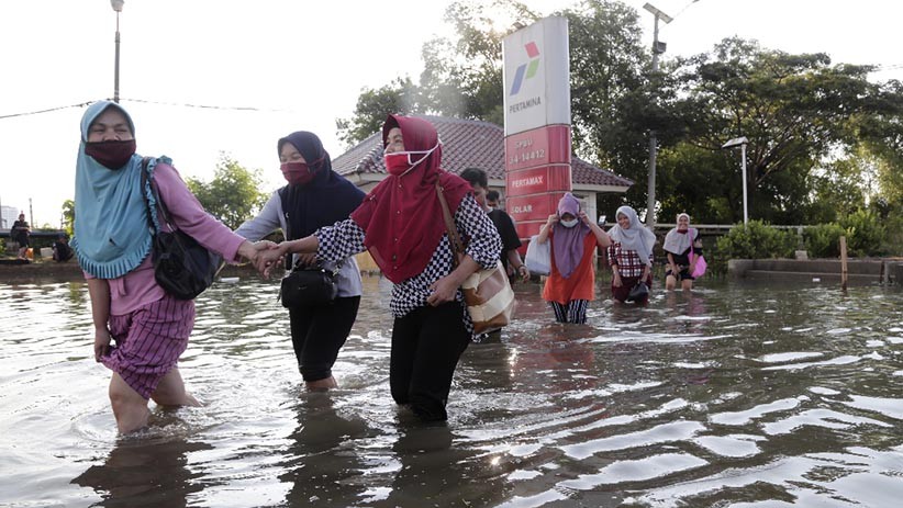 Kawasan Muara Baru Terendam Banjir Rob usai Gerhana Bulan Total - Bagian 1