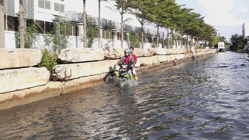 Kawasan Muara Baru Terendam Banjir Rob usai Gerhana Bulan Total - Bagian 4