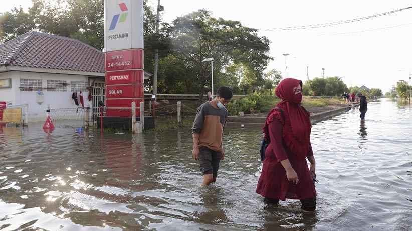 Kawasan Muara Baru Terendam Banjir Rob usai Gerhana Bulan Total - Bagian 2