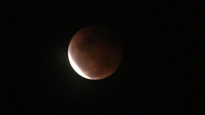 Melihat Proses Fenomena Gerhana Bulan Total di Langit Surabaya - Bagian 3