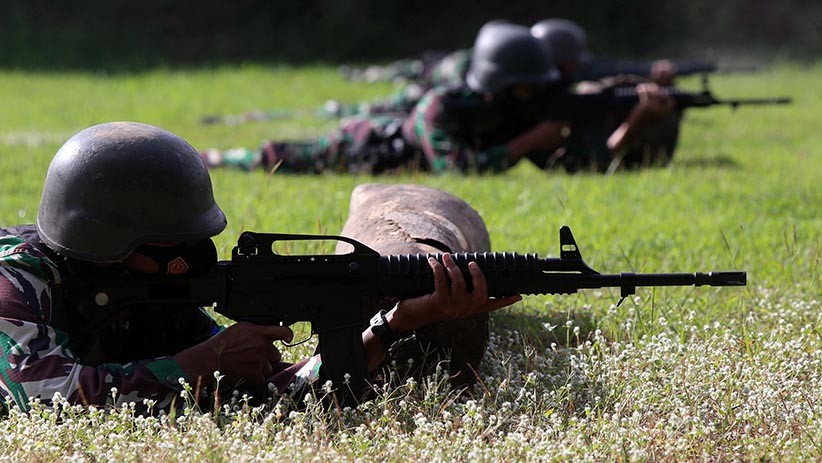 Aksi Prajurit Marinir Gunakan Senapan Serbu SS2-V2 Menembak Jarak 100 Meter - Bagian 1