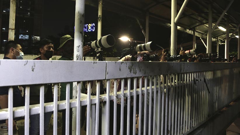 Antusiasme Warga Jakarta Memotret Gerhana Bulan Total - Bagian 2