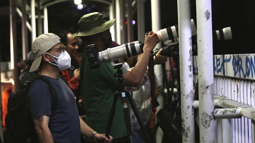 Antusiasme Warga Jakarta Memotret Gerhana Bulan Total - Bagian 1