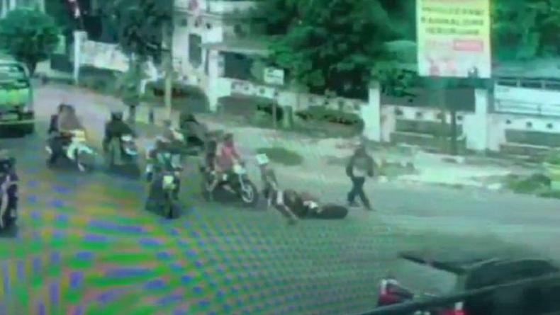 Aksi Begal Sadis Tikam Pemotor Di Lampu Merah Terekam CCTV, Pengendara ...