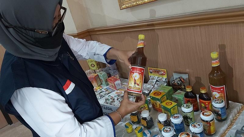 title BBPOM Surabaya Musnahkan 597 Item Obat dan Makanan Ilegal Senilai Rp2 Miliar BBPOM Surabaya Musnahkan 597 Item Obat dan Makanan Ilegal Senilai Rp2 Miliar