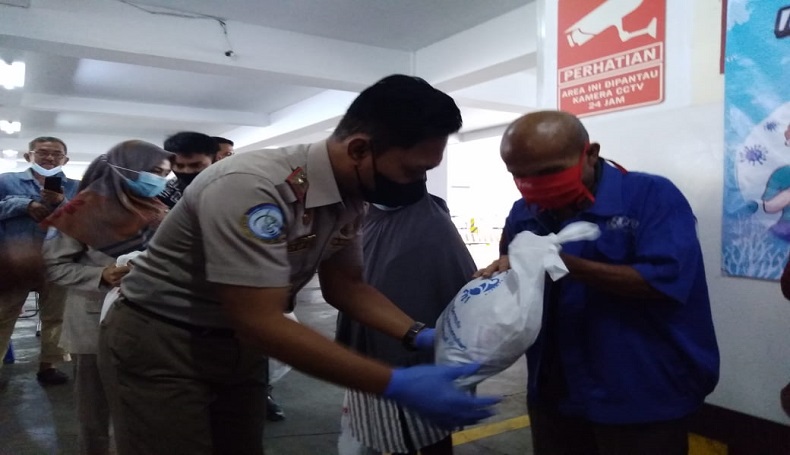 Usai Vaksinasi Covid-19, Lansia di Cimahi dapat Hadiah Ikan