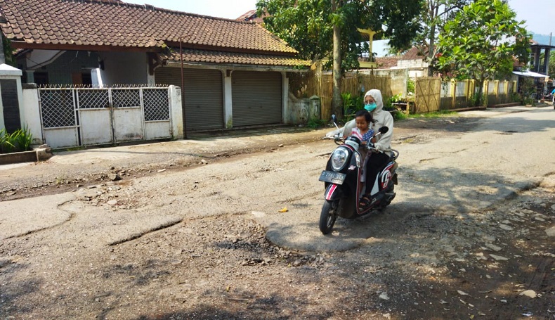 Gegara Jalan Rusak di Wilayah Selatan KBB, Warga Lampiaskan Kekesalan di Medsos