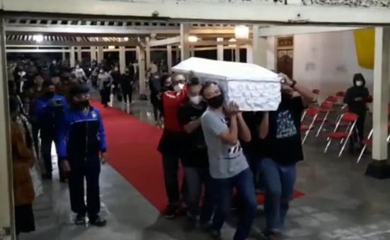 Adik Raja Keraton Solo  Meninggal saat Melihat Gerhana Bulan di Puncak Gunung Lawu