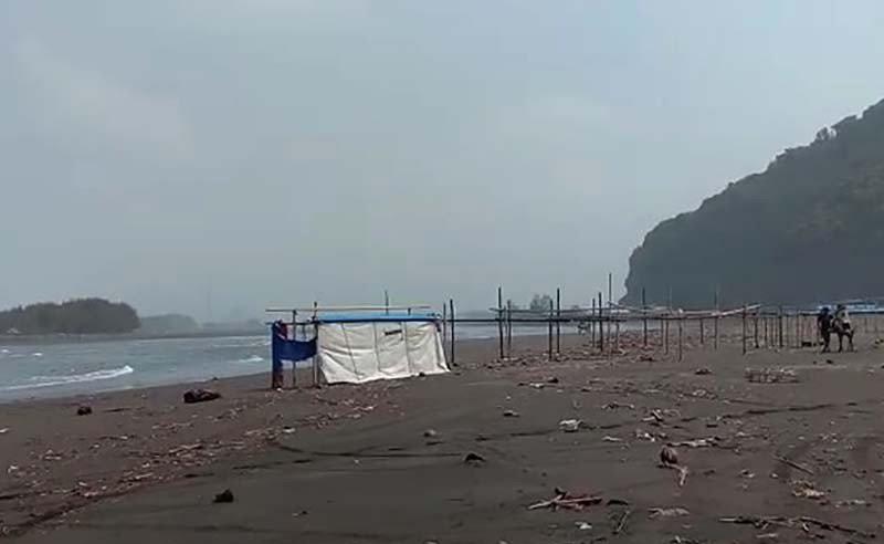 Banjir Rob Terjang Pantai Sodong Cilacap, Sejumlah Warung dan Kamar Mandi Rusak 