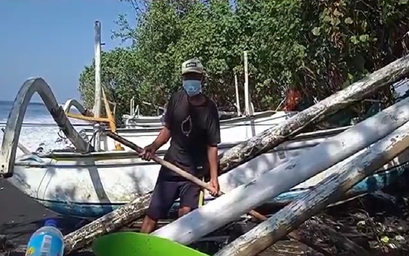 Puluhan Perahu dan Rompok Nelayan di Karangasem Rusak Dihantam Ombak