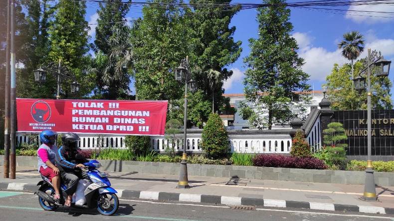 Spanduk Penolakan Pembangunan Rumdin Ketua DPRD Muncul di Salatiga 
