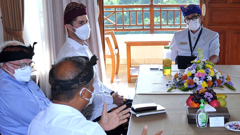 Potret Menparekraf Sandiaga Uno Work from Bali - Bagian 4