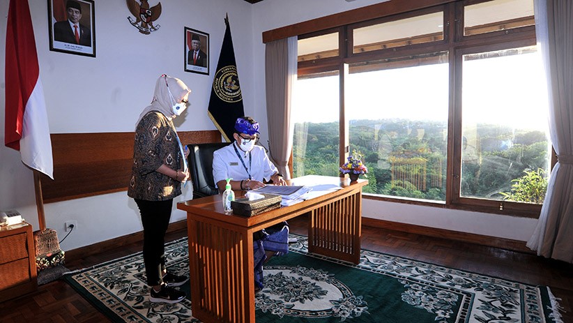 Potret Menparekraf Sandiaga Uno Work from Bali - Bagian 2