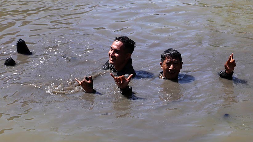 Sukses Terbang Solo Pertama, Pilot TNI AL Berguling-guling Putari Pesawat - Bagian 6