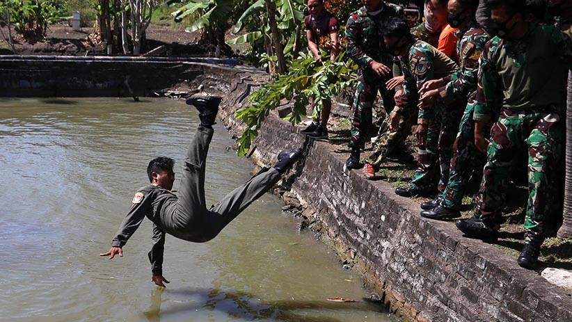 Sukses Terbang Solo Pertama, Pilot TNI AL Berguling-guling Putari Pesawat - Bagian 5