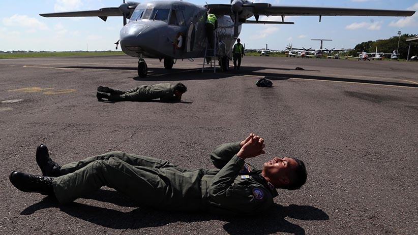 Sukses Terbang Solo Pertama, Pilot TNI AL Berguling-guling Putari Pesawat - Bagian 3