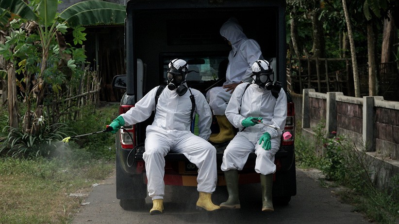 Brimob Polda DIY Keliling Kampung Semprot Cairan Disinfektan - Bagian 1