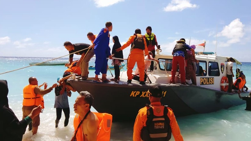 Penampakan KM Karya Indah Hangus Terbakar di Tengah Laut Maluku Utara - Bagian 2